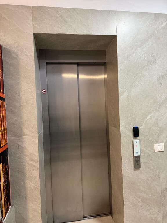 SUPER APARTAMENT PER SHITJE NE RRUGEN E PORTIT !!!!