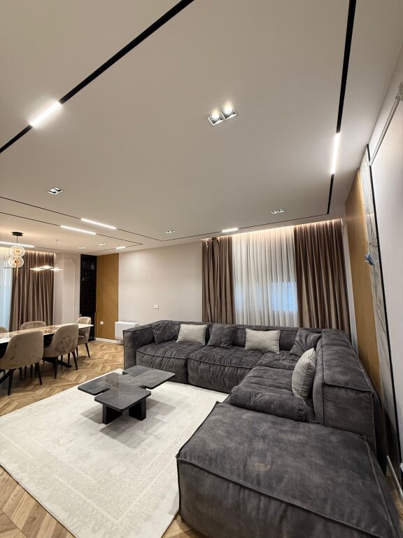 SUPER APARTAMENT PER SHITJE NE RRUGEN E PORTIT !!!!