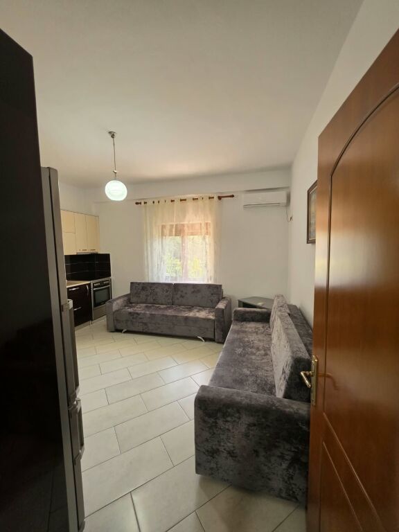 🏡 Affittasi parte di villa - 2+1+Parcheggio  📍 Astir, vicino a Fratari  🏢 1° piano  🛋 Arredato  🌿 Con balcone   🔹️ Organizzazione:  - 1 salone  - 1 cucina - 1 camera da letto - 2 balconi  - 1 bagno   💰 Prezzo: 40.000 Lek/mese  📩 Per maggiori informazioni o per una visita alla proprietà, contattare.
