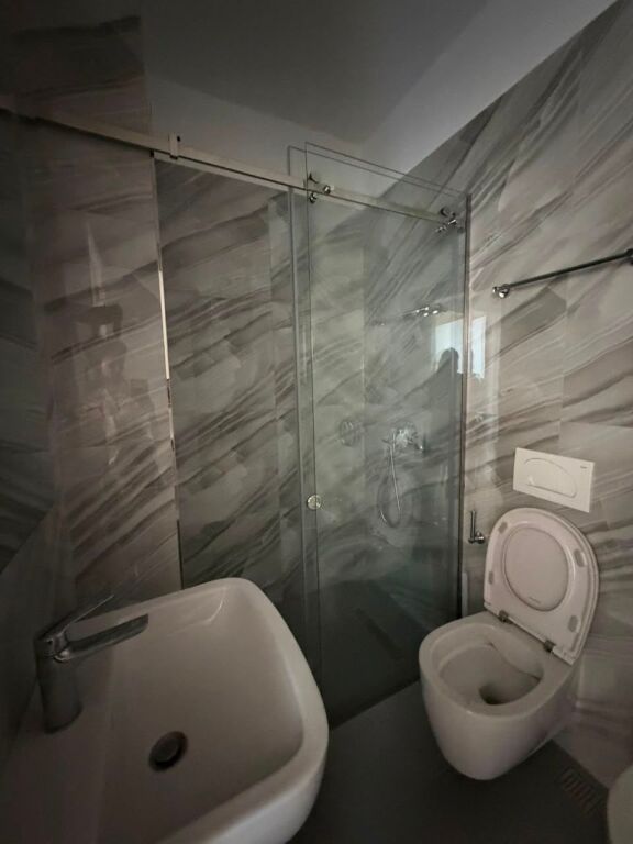JEPET ME QERA APARTAMENT NE MALIN E ROBIT
