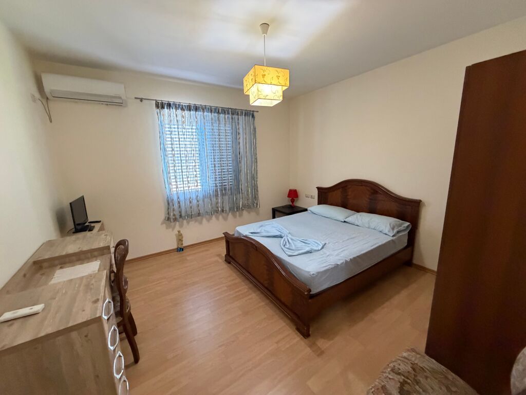 Jepet me qira pjesë vile – 3+1+2, kati i 2-të  Jepet me qira pjesë vile në katin e 2-të, pranë Konvikteve të Inxhinierisë.  🏠 Apartament 3+1+2, me ambiente të bollshme dhe funksionale, ideal për familje ose bashkëndarje.  📍 Vendndodhje shumë e mirë, pranë Konvikteve të Inxhinierisë 💰 Qiraja: 1,000 €/muaj  Për më shumë informacion dhe për vizitë, kontaktoni në privat.