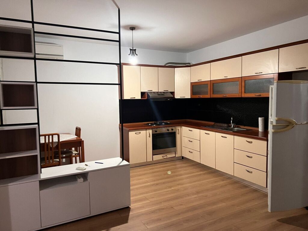 🏡 Appartamento 1+1+Parcheggio in affitto 📍Palazzo con frecce, vicino alla stazione di servizio Kastrati     🚗 Parcheggio incluso  💰Prezzo: 60.000 Lek/mese   