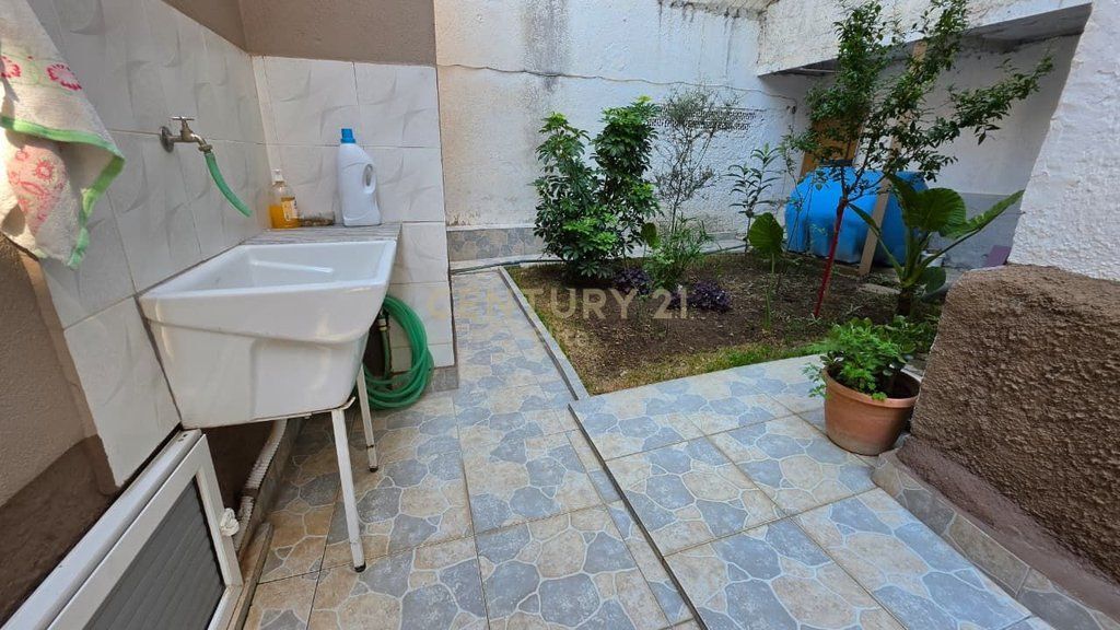 SHITET SHTEPI PRIVATE 1-KATESHE + TRUALL XHAMLLIK 320,000 €