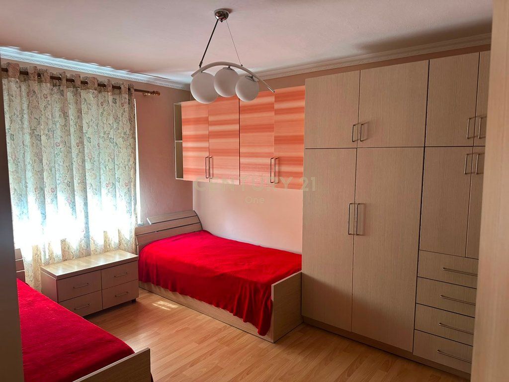 Jepet me qira apartament 2+1 tek kryqezimi 21 Dhjetori
