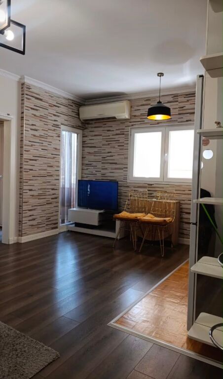 Jepet me qera apart 1+1 te Komuna e Parisit