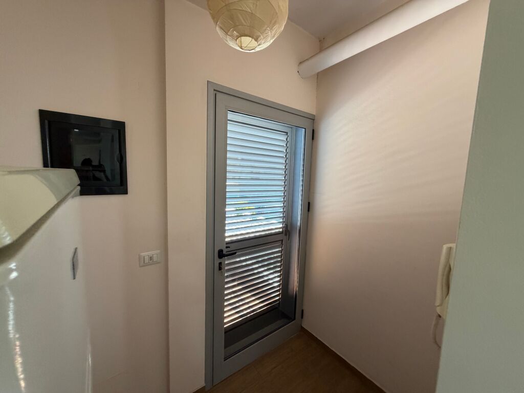 Jepet me qira pjesë vile – 3+1+2, kati i 2-të  Jepet me qira pjesë vile në katin e 2-të, pranë Konvikteve të Inxhinierisë.  🏠 Apartament 3+1+2, me ambiente të bollshme dhe funksionale, ideal për familje ose bashkëndarje.  📍 Vendndodhje shumë e mirë, pranë Konvikteve të Inxhinierisë 💰 Qiraja: 1,000 €/muaj  Për më shumë informacion dhe për vizitë, kontaktoni në privat.