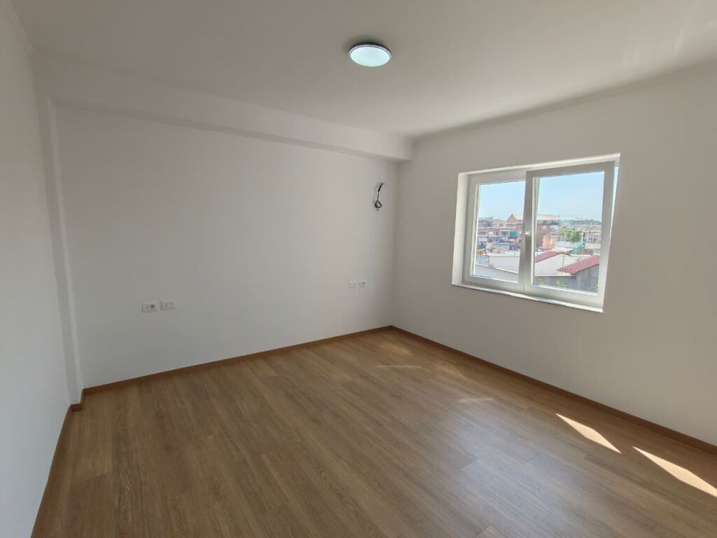 Apartament ne shitje 1+1,Madreseja