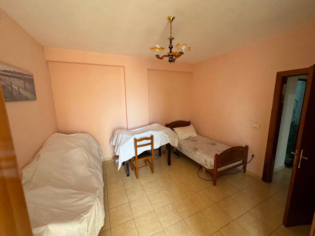 🏡 Shitet Apartament 2+1+2  📍 Don Bosko, pranë Shkollës “Qazim Turdiu” 📐 96 m² neto, me certifikatë 🏢 Kati 4 me ashensor 🌿 2 ballkone të mbyllura ✨ Mundësi organizimi në 3+1 💰 Çmimi: 200 milion lekë