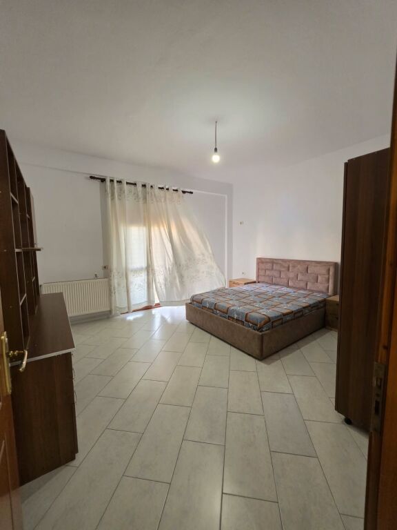 🏡 Affittasi parte di villa - 2+1+Parcheggio  📍 Astir, vicino a Fratari  🏢 1° piano  🛋 Arredato  🌿 Con balcone   🔹️ Organizzazione:  - 1 salone  - 1 cucina - 1 camera da letto - 2 balconi  - 1 bagno   💰 Prezzo: 40.000 Lek/mese  📩 Per maggiori informazioni o per una visita alla proprietà, contattare.