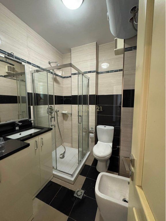 Qira, Apartament 2+1+GARAZHD , Selite
