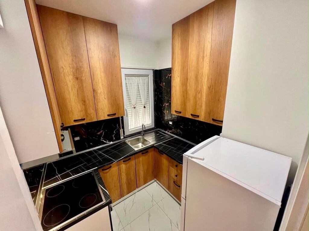 📣 SHITET Apartament 1+1 📍 Rruga “5-Maji” ✨   🏢 Ndertim i Ri  🪜 Kati 1 (Banim)  📐 Siperfaqe Bruto 66.71 m2  📐 Siperfaqe Neto 56.45 m2  🛋️ Totalisht i Mobiluar  ✅ Mundesi Blerje Me KREDI   💶 Cmimi 133.420 Euro