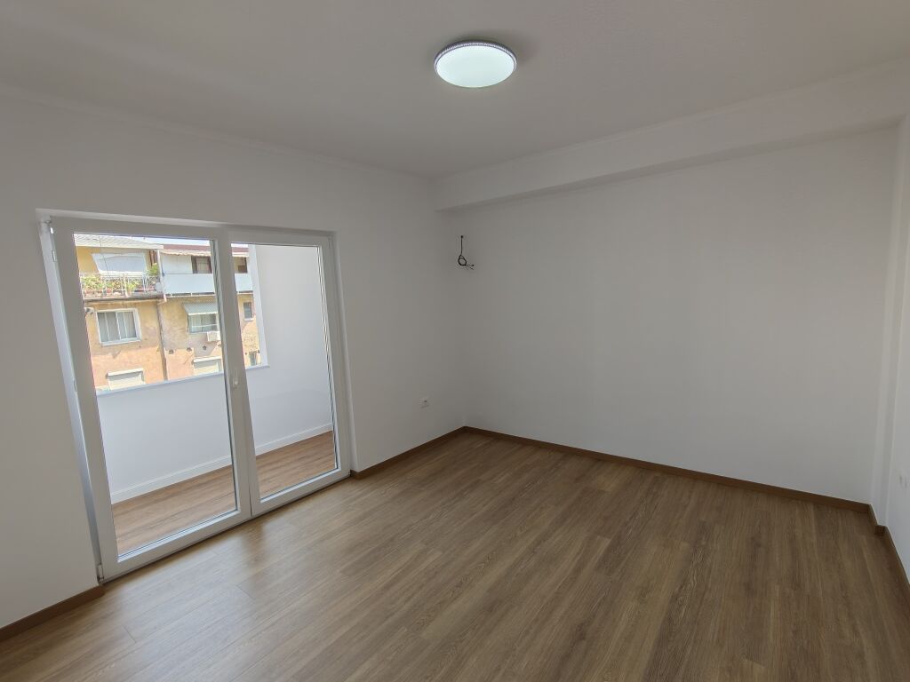 Apartament ne shitje 1+1,Madreseja