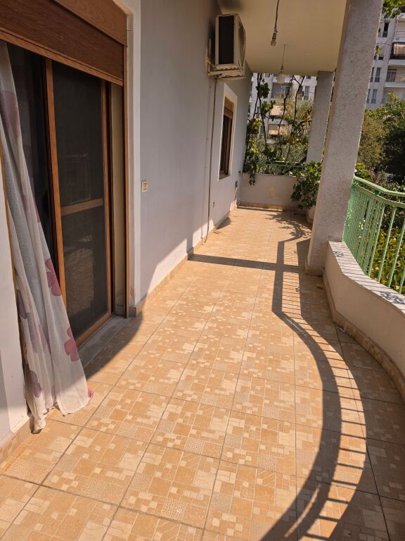 🏡 Affittasi parte di villa - 2+1+Parcheggio  📍 Astir, vicino a Fratari  🏢 1° piano  🛋 Arredato  🌿 Con balcone   🔹️ Organizzazione:  - 1 salone  - 1 cucina - 1 camera da letto - 2 balconi  - 1 bagno   💰 Prezzo: 40.000 Lek/mese