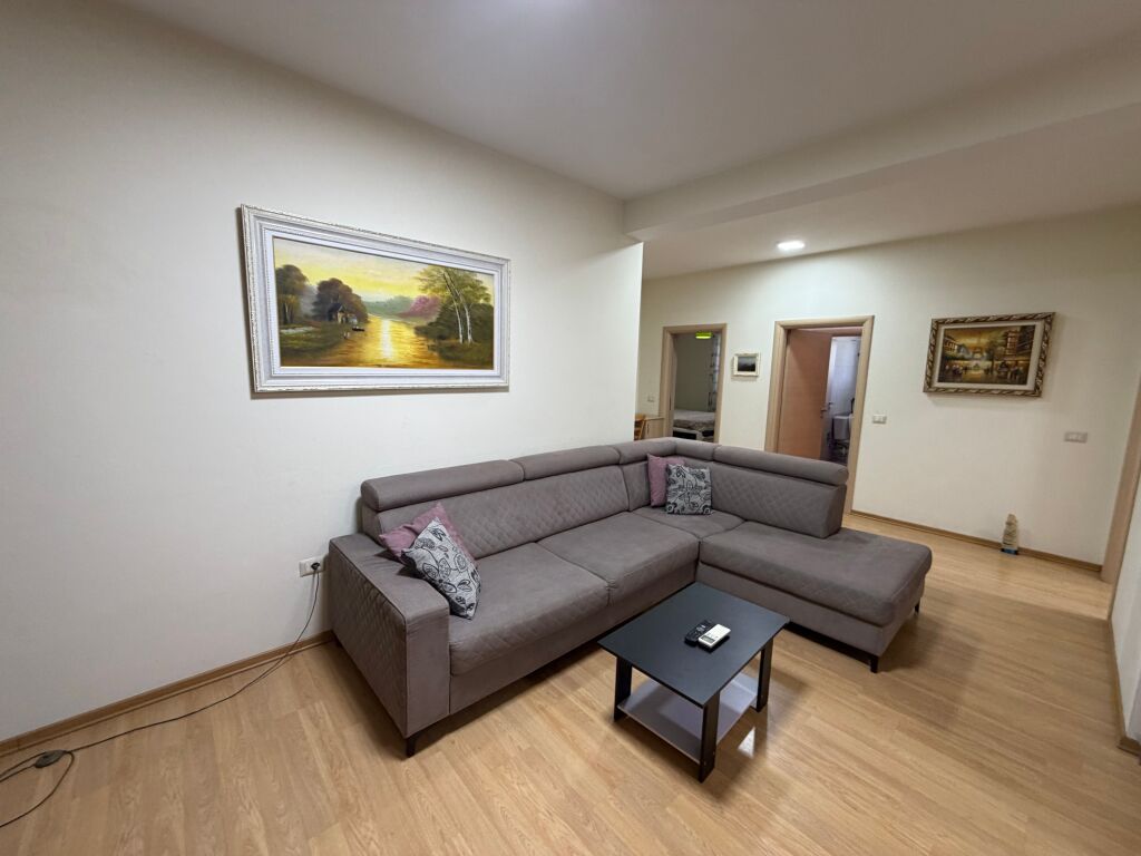 Jepet me qira pjesë vile – 3+1+2, kati i 2-të  Jepet me qira pjesë vile në katin e 2-të, pranë Konvikteve të Inxhinierisë.  🏠 Apartament 3+1+2, me ambiente të bollshme dhe funksionale, ideal për familje ose bashkëndarje.  📍 Vendndodhje shumë e mirë, pranë Konvikteve të Inxhinierisë 💰 Qiraja: 1,000 €/muaj  Për më shumë informacion dhe për vizitë, kontaktoni në privat.