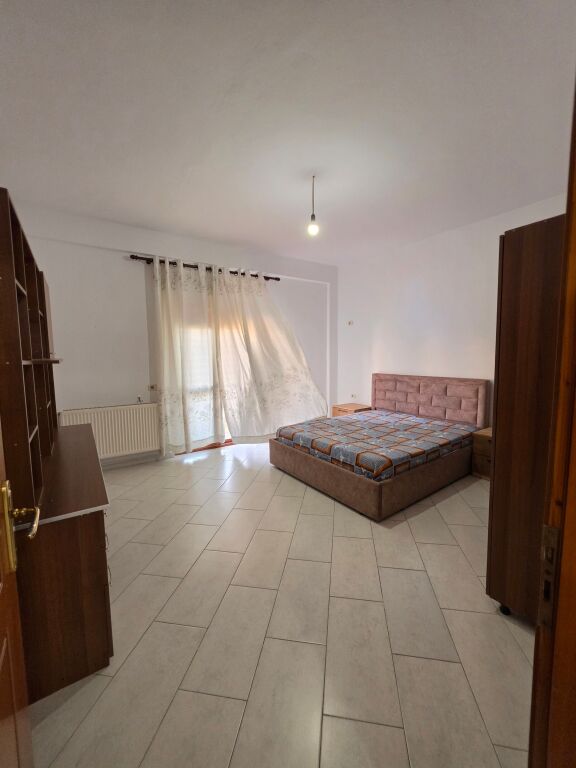 🏡 Affittasi parte di villa - 2+1+Parcheggio  📍 Astir, vicino a Fratari  🏢 1° piano  🛋 Arredato  🌿 Con balcone   🔹️ Organizzazione:  - 1 salone  - 1 cucina - 1 camera da letto - 2 balconi  - 1 bagno   💰 Prezzo: 40.000 Lek/mese