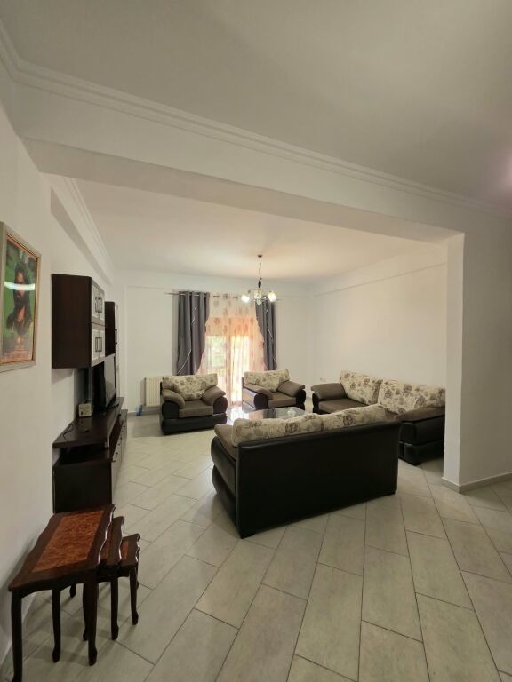🏡 Affittasi parte di villa - 2+1+Parcheggio  📍 Astir, vicino a Fratari  🏢 1° piano  🛋 Arredato  🌿 Con balcone   🔹️ Organizzazione:  - 1 salone  - 1 cucina - 1 camera da letto - 2 balconi  - 1 bagno   💰 Prezzo: 40.000 Lek/mese  📩 Per maggiori informazioni o per una visita alla proprietà, contattare.