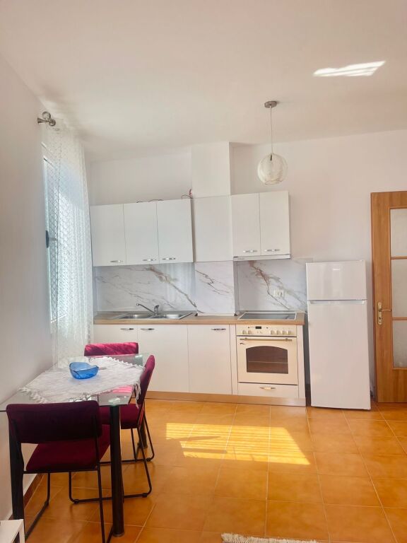 🏡 Shitet Apartament 1+1  📍 Astir, Kompleksi Fratari   🏢 Kati 7  🛗 Me ashensor  🛋 I mobiluar  ◾️ Sipërfaqe bruto: 58.32m² ◾️ Sipërfaqe neto: 53.5m²  🌿 Me ballkon  📃 Me hipotekë - mundësi blerje me kredi   💰 Çmimi: 11,500,000 (i diskutueshëm)