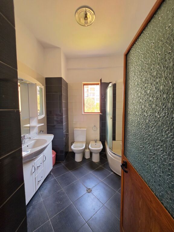 🏡 Affittasi parte di villa - 2+1+Parcheggio  📍 Astir, vicino a Fratari  🏢 1° piano  🛋 Arredato  🌿 Con balcone   🔹️ Organizzazione:  - 1 salone  - 1 cucina - 1 camera da letto - 2 balconi  - 1 bagno   💰 Prezzo: 40.000 Lek/mese