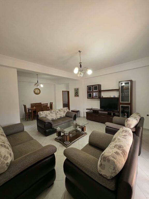 🏡 Affittasi parte di villa - 2+1+Parcheggio  📍 Astir, vicino a Fratari  🏢 1° piano  🛋 Arredato  🌿 Con balcone   🔹️ Organizzazione:  - 1 salone  - 1 cucina - 1 camera da letto - 2 balconi  - 1 bagno   💰 Prezzo: 40.000 Lek/mese  📩 Per maggiori informazioni o per una visita alla proprietà, contattare.