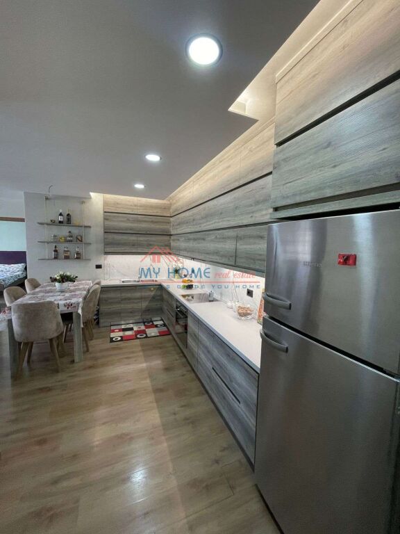 Apartament 2+1 me qera Komuna e Parisit Tirane