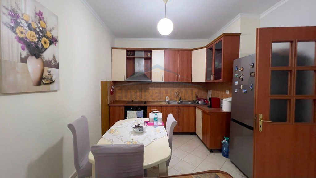 Shitet, Apartament 2+1, Fresk.