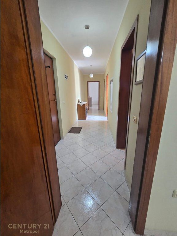Apartament 2+1+2 për Shitje në Pallat të Ri pranë Maternitetit