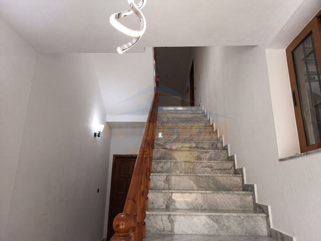 Qira, Vilë 2-katëshe, pranë shkollës "Rreze Drite" Sauk