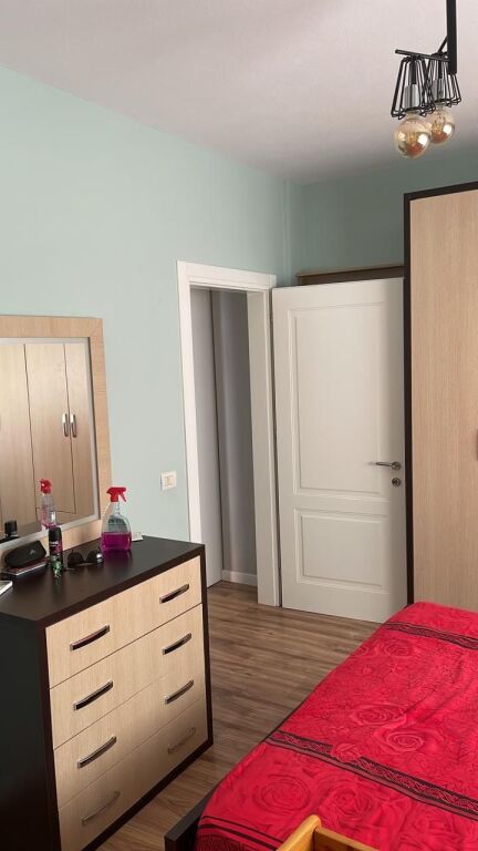 Jepet me qira 2+1+2 Astir Kompleksi Molla 500 mije leke