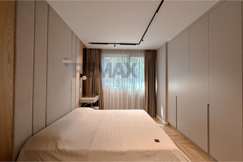 Apartment 1+1, Air Albania Stadium