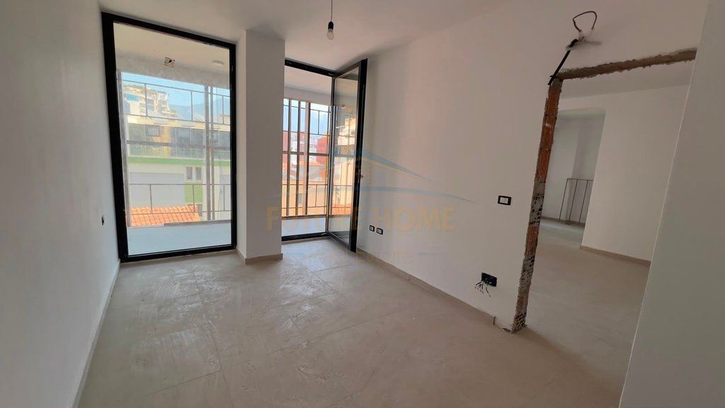 Shitet,Apartament 1+1+ Post Parkimi ,Selvia.