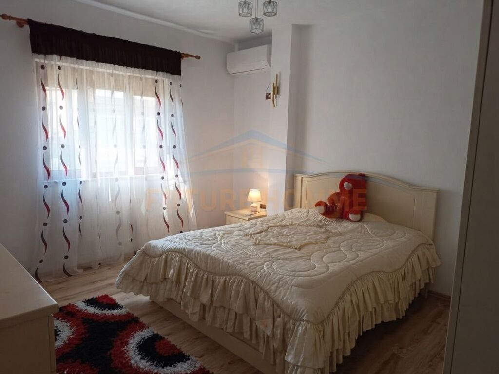 Qira, Vilë 2-katëshe, pranë shkollës "Rreze Drite" Sauk