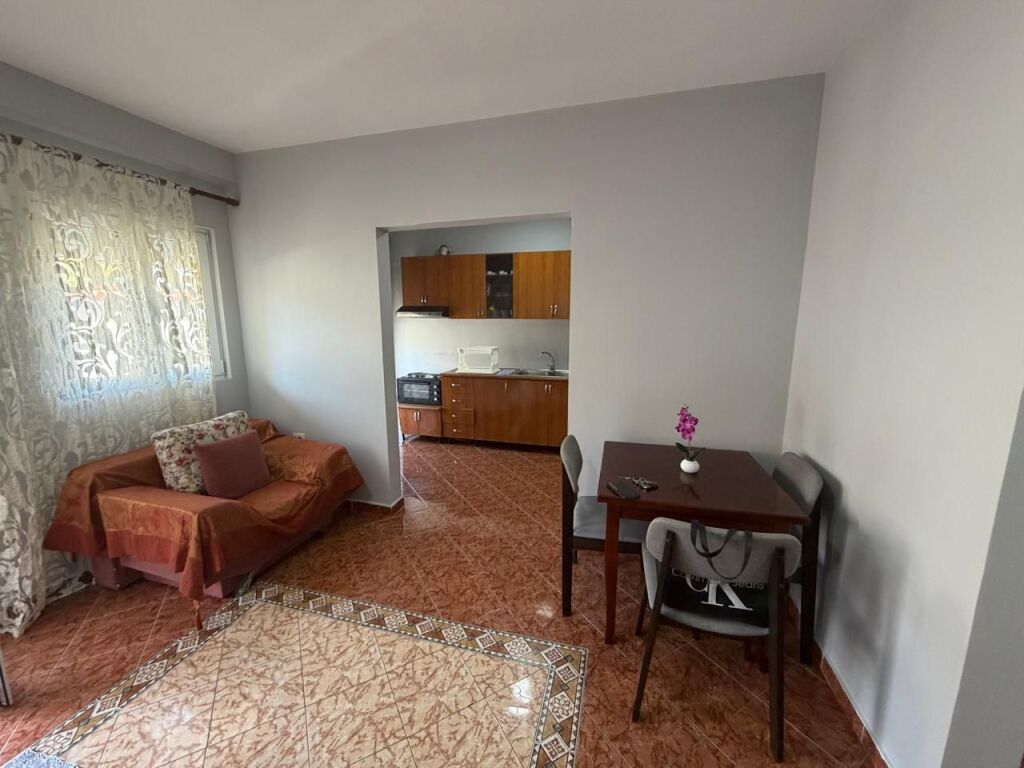 Apartament 1+1 me qira "Komuna e parisit Rr.Xhon kenedi"