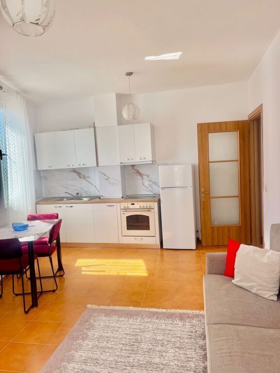 🏡 Shitet Apartament 1+1  📍 Astir, Kompleksi Fratari   🏢 Kati 7  🛗 Me ashensor  🛋 I mobiluar  ◾️ Sipërfaqe bruto: 58.32m² ◾️ Sipërfaqe neto: 53.5m²  🌿 Me ballkon  📃 Me hipotekë - mundësi blerje me kredi   💰 Çmimi: 11,500,000 (i diskutueshëm)