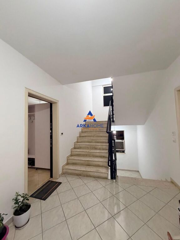 JEPET APARTAMENT 2+1 ME QERA "YZBERISHT' 49.000 LEKE"