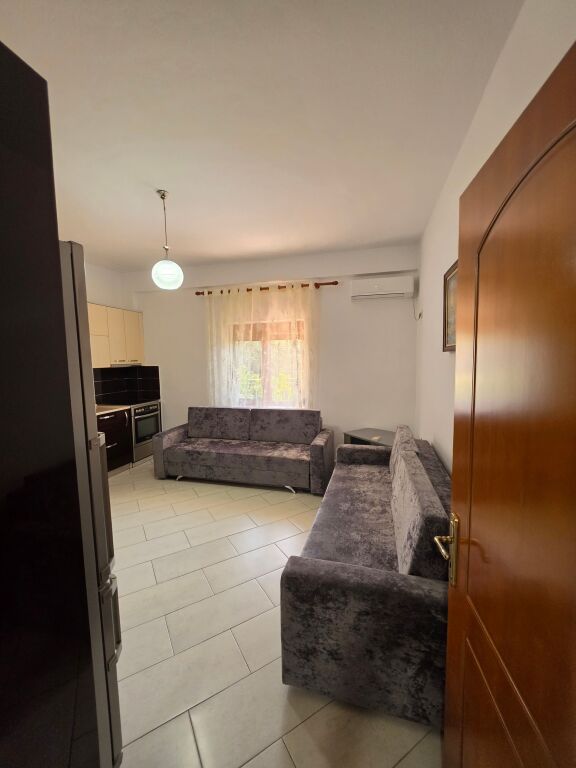 🏡 Affittasi parte di villa - 2+1+Parcheggio  📍 Astir, vicino a Fratari  🏢 1° piano  🛋 Arredato  🌿 Con balcone   🔹️ Organizzazione:  - 1 salone  - 1 cucina - 1 camera da letto - 2 balconi  - 1 bagno   💰 Prezzo: 40.000 Lek/mese