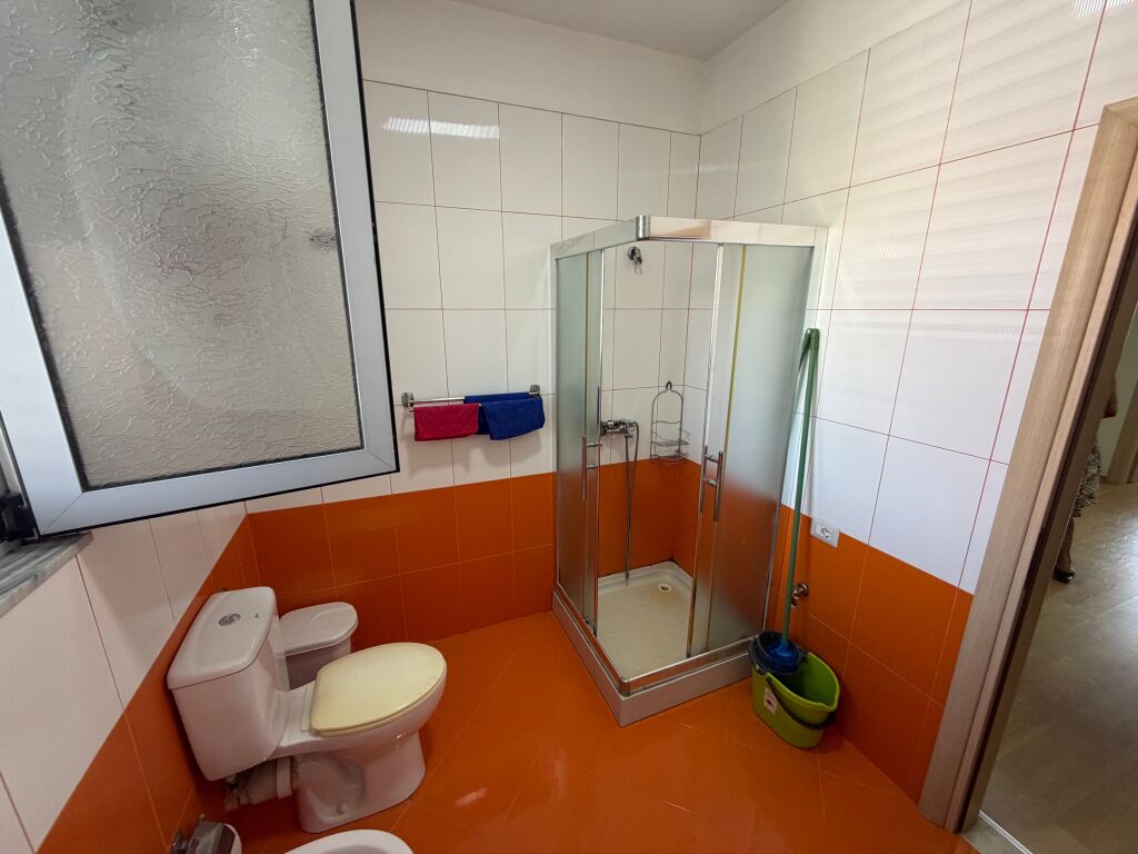 Jepet me qira pjesë vile – 3+1+2, kati i 2-të  Jepet me qira pjesë vile në katin e 2-të, pranë Konvikteve të Inxhinierisë.  🏠 Apartament 3+1+2, me ambiente të bollshme dhe funksionale, ideal për familje ose bashkëndarje.  📍 Vendndodhje shumë e mirë, pranë Konvikteve të Inxhinierisë 💰 Qiraja: 1,000 €/muaj  Për më shumë informacion dhe për vizitë, kontaktoni në privat.