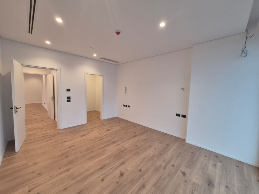 🏢Ufficio in Affitto a Downtown One Tirana!