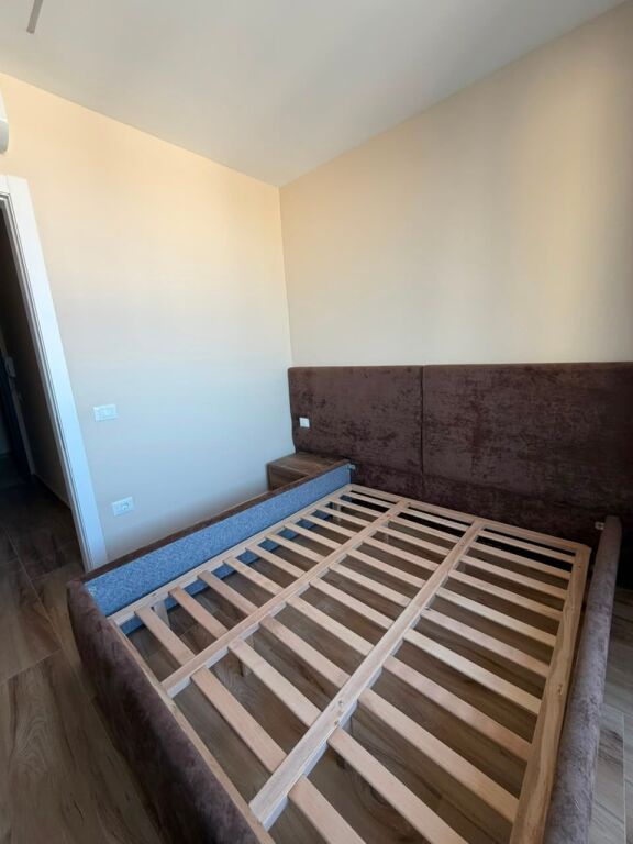 JEPET ME QERA APARTAMENT NE MALIN E ROBIT