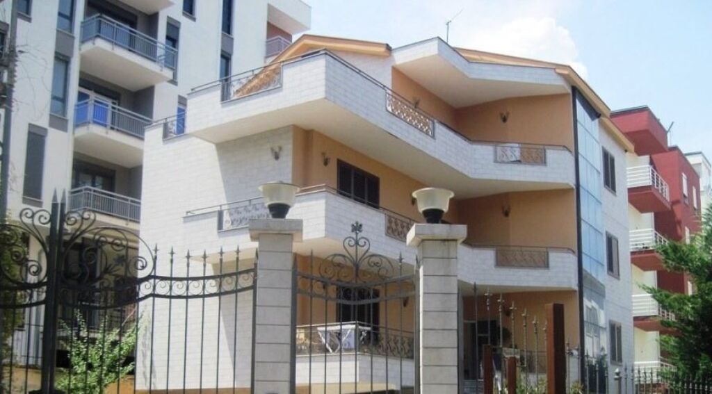Apartament 3+1+2 +Parkim me Qira pranë Kopshtit Zoologjik, përballë Farit