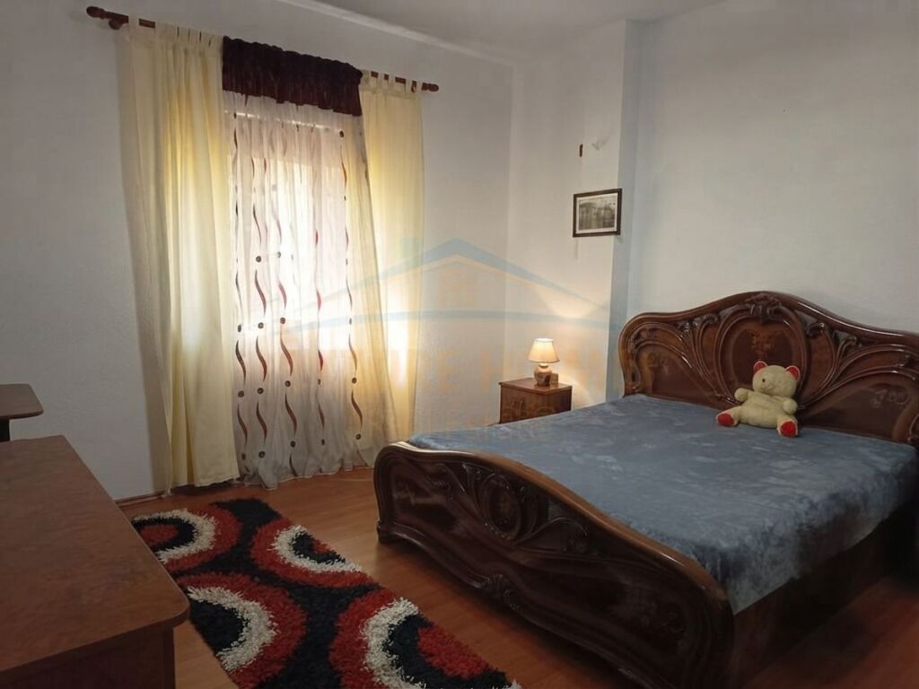 Qira, Vilë 2-katëshe, pranë shkollës "Rreze Drite" Sauk
