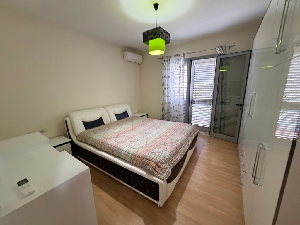 Jepet me qira pjesë vile – 3+1+2, kati i 2-të  Jepet me qira pjesë vile në katin e 2-të, pranë Konvikteve të Inxhinierisë.  🏠 Apartament 3+1+2, me ambiente të bollshme dhe funksionale, ideal për familje ose bashkëndarje.  📍 Vendndodhje shumë e mirë, pranë Konvikteve të Inxhinierisë 💰 Qiraja: 1,000 €/muaj  Për më shumë informacion dhe për vizitë, kontaktoni në privat.