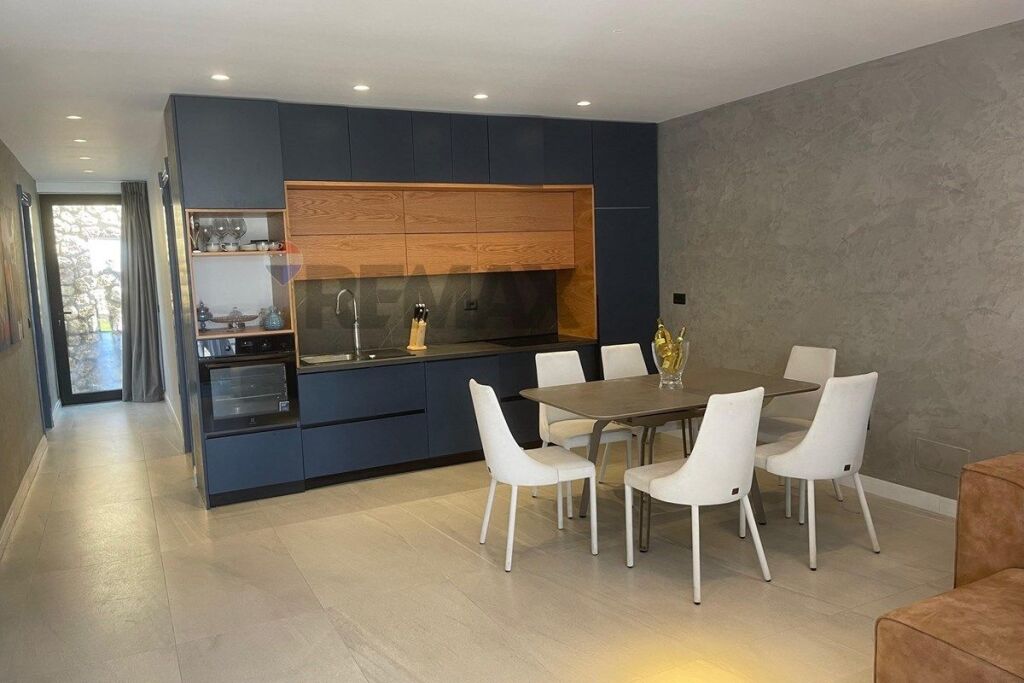 Apartament 3+1 per shitje në Dhërmi