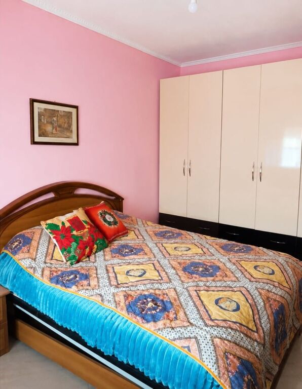 Shitet apartament në qendër të Durrësit