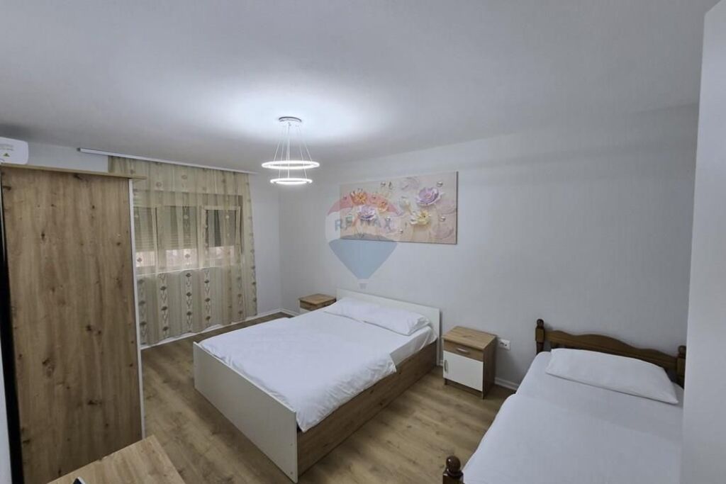Jepet apartament 2+1 me qera ne Qender Tregu Cam.