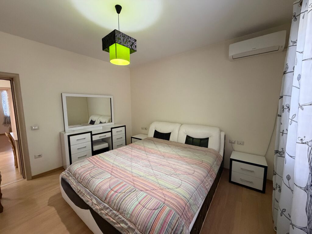 Jepet me qira pjesë vile – 3+1+2, kati i 2-të  Jepet me qira pjesë vile në katin e 2-të, pranë Konvikteve të Inxhinierisë.  🏠 Apartament 3+1+2, me ambiente të bollshme dhe funksionale, ideal për familje ose bashkëndarje.  📍 Vendndodhje shumë e mirë, pranë Konvikteve të Inxhinierisë 💰 Qiraja: 1,000 €/muaj  Për më shumë informacion dhe për vizitë, kontaktoni në privat.