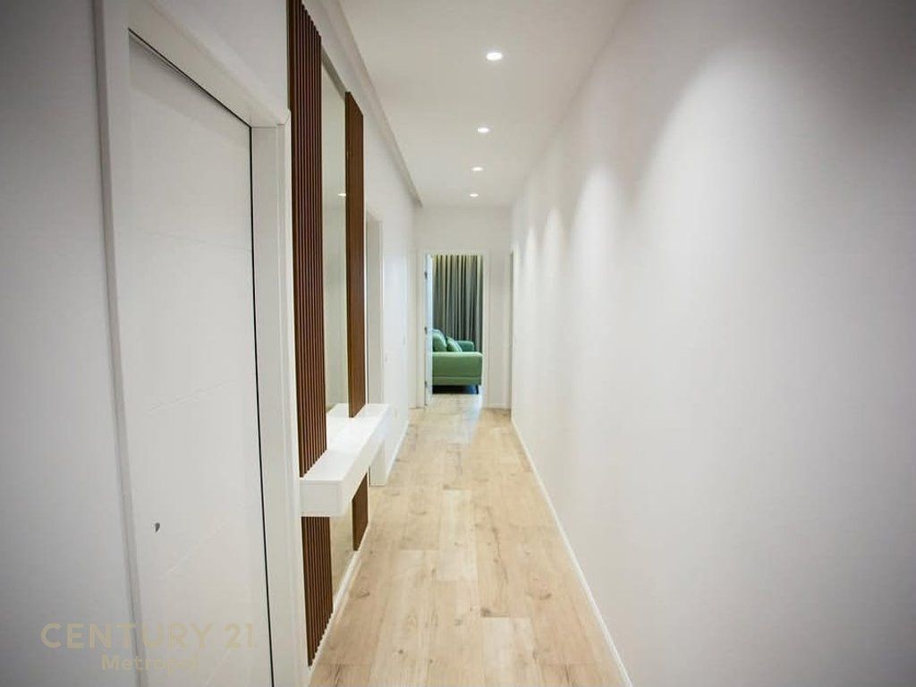 APPARTAMENTO 2+2 IN AFFITTO NEL COMPLESSO EMERALD CENTER! 1.070 € /Mese 100.000 Lek /Mese
