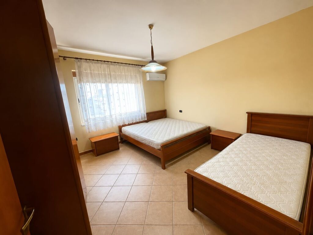 Shitet Apartament 1+1 te Markata Durres