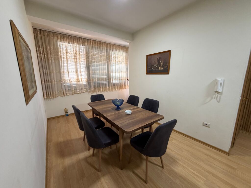 Jepet me qira pjesë vile – 3+1+2, kati i 2-të  Jepet me qira pjesë vile në katin e 2-të, pranë Konvikteve të Inxhinierisë.  🏠 Apartament 3+1+2, me ambiente të bollshme dhe funksionale, ideal për familje ose bashkëndarje.  📍 Vendndodhje shumë e mirë, pranë Konvikteve të Inxhinierisë 💰 Qiraja: 1,000 €/muaj  Për më shumë informacion dhe për vizitë, kontaktoni në privat.