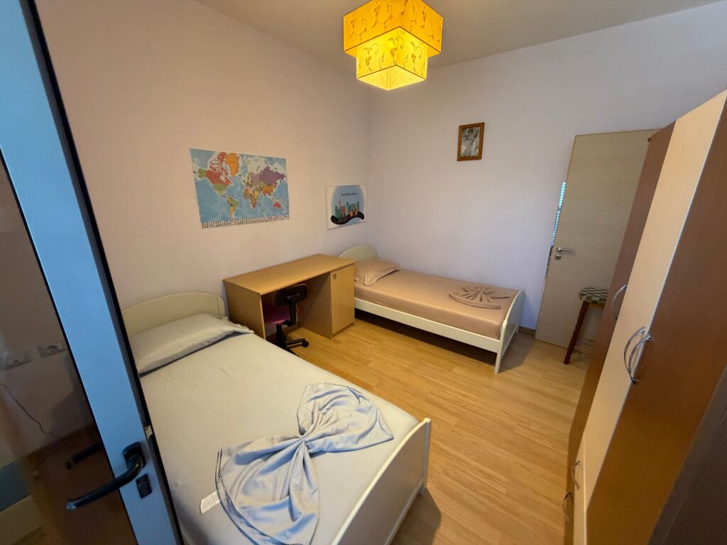 Jepet me qira pjesë vile – 3+1+2, kati i 2-të  Jepet me qira pjesë vile në katin e 2-të, pranë Konvikteve të Inxhinierisë.  🏠 Apartament 3+1+2, me ambiente të bollshme dhe funksionale, ideal për familje ose bashkëndarje.  📍 Vendndodhje shumë e mirë, pranë Konvikteve të Inxhinierisë 💰 Qiraja: 1,000 €/muaj  Për më shumë informacion dhe për vizitë, kontaktoni në privat.