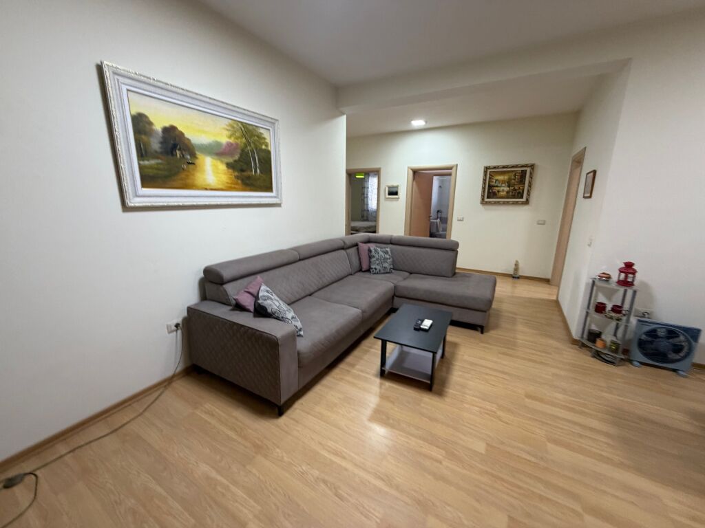 Jepet me qira pjesë vile – 3+1+2, kati i 2-të  Jepet me qira pjesë vile në katin e 2-të, pranë Konvikteve të Inxhinierisë.  🏠 Apartament 3+1+2, me ambiente të bollshme dhe funksionale, ideal për familje ose bashkëndarje.  📍 Vendndodhje shumë e mirë, pranë Konvikteve të Inxhinierisë 💰 Qiraja: 1,000 €/muaj  Për më shumë informacion dhe për vizitë, kontaktoni në privat.